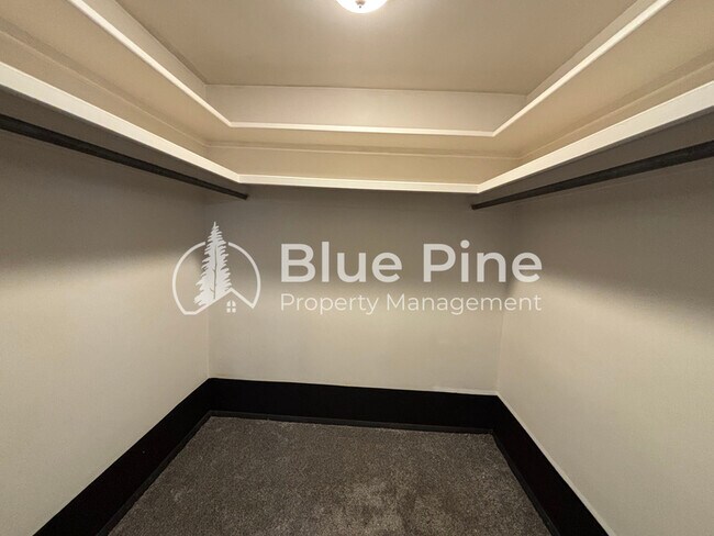 Building Photo - 320 W 1st S