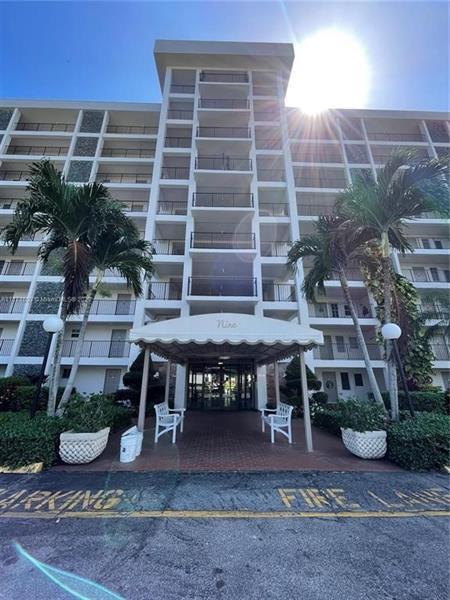 Primary Photo - 3100 N Palm Aire Dr
