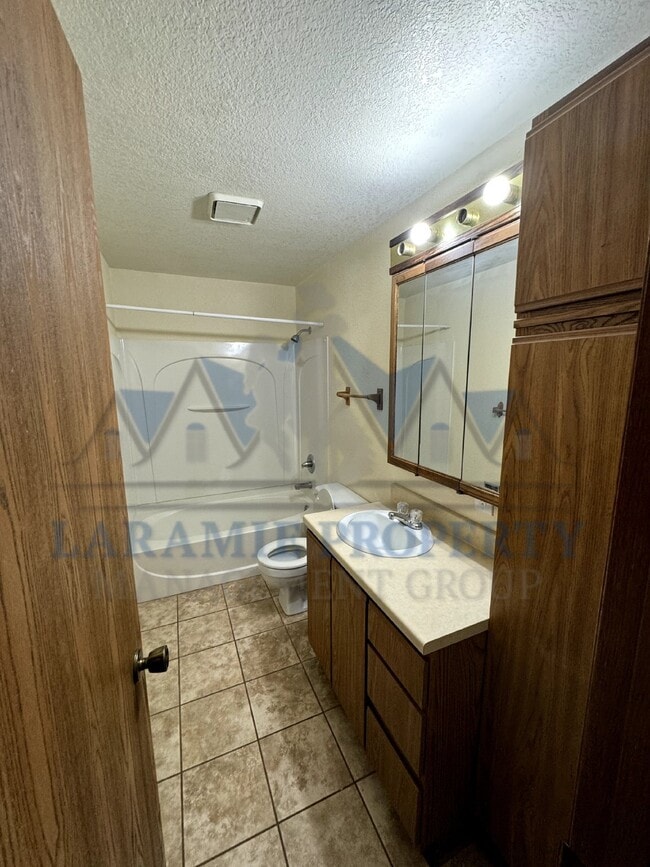 Building Photo - 2 Bedroom 1 Bathroom Apartment