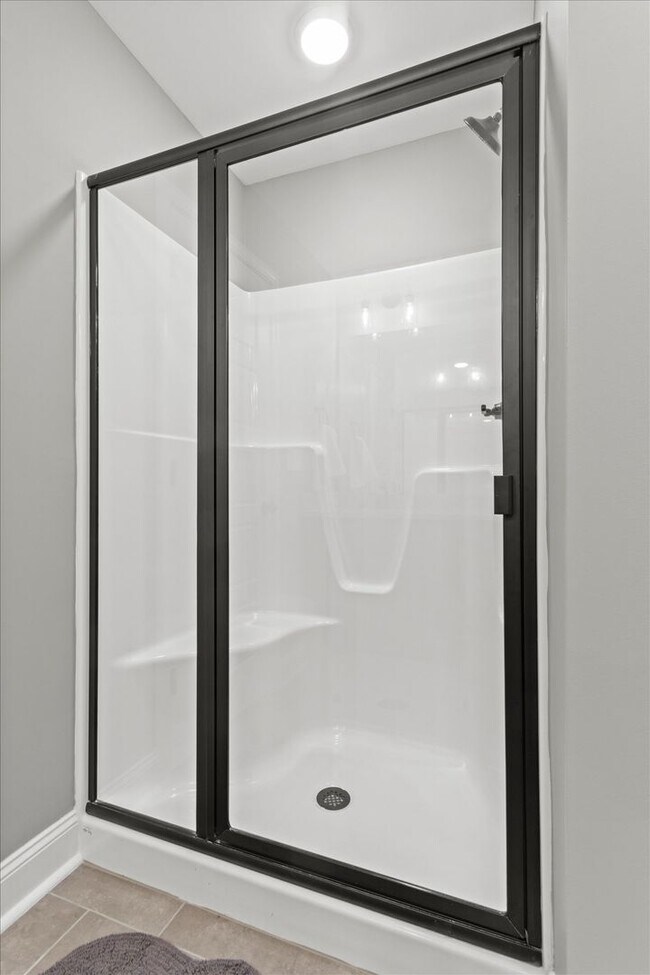 Building Photo - Fully Furnished and Move-In Ready! Flexible Lease Options Available!