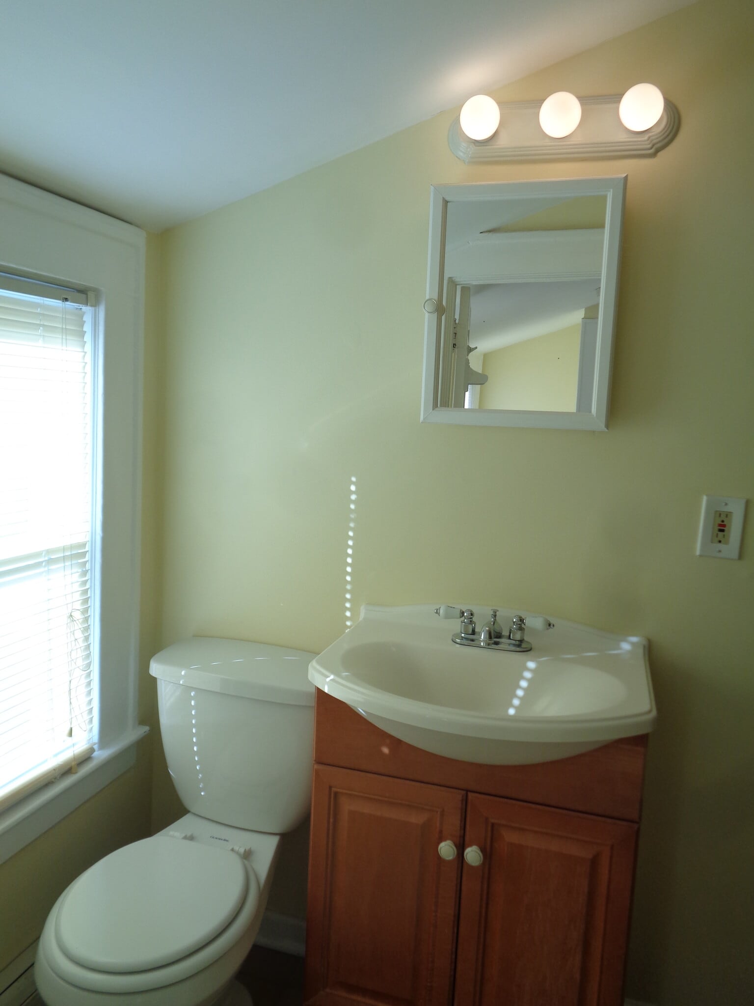 Building Photo - 25 Parkview Ave