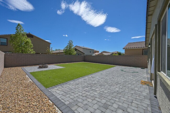 Building Photo - NW!! Solar!!  Gated!!  Bed and bath downst...