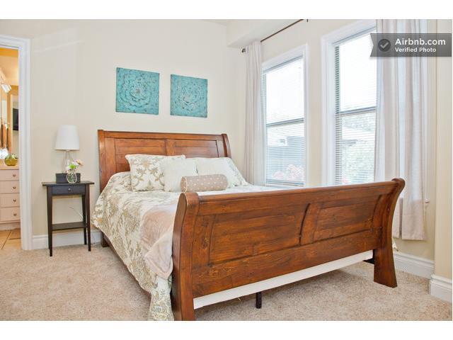 Building Photo - AVAILABLE AUGUST: Upscale 4 bed/2.5 bath home in North Campus just north of UT