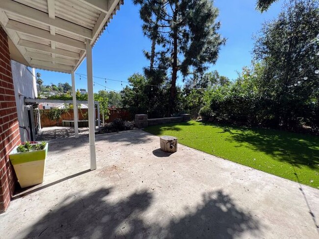 Building Photo - 3 Bed / 2 .5 Bath Home with Private Yard i...