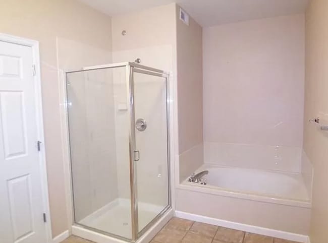Building Photo - 2 Bedroom Condo Minutes to Ft. Carson