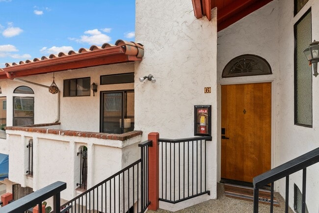 Building Photo - Charming 2 Bedroom 2 Bath In Beautiful Hillcrest