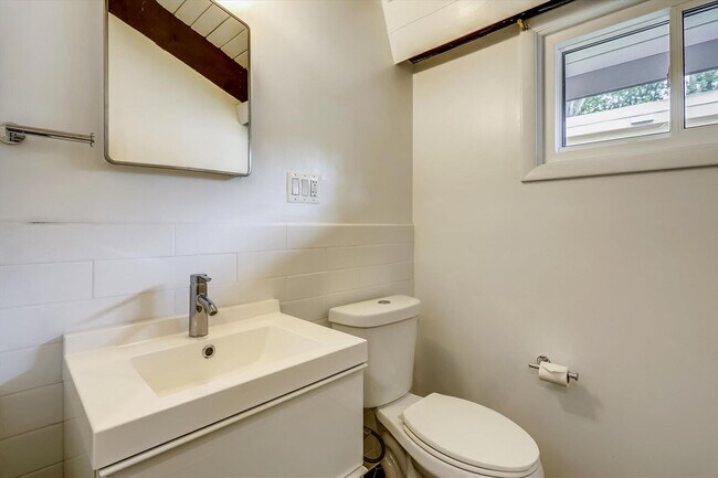 Building Photo - 3/3 Beautiful Contemporary Home in Greenwich Forest