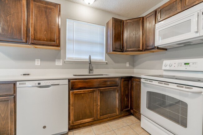 Building Photo - UPDATED 4-bedroom 3 bath Home in Fayetteville!!