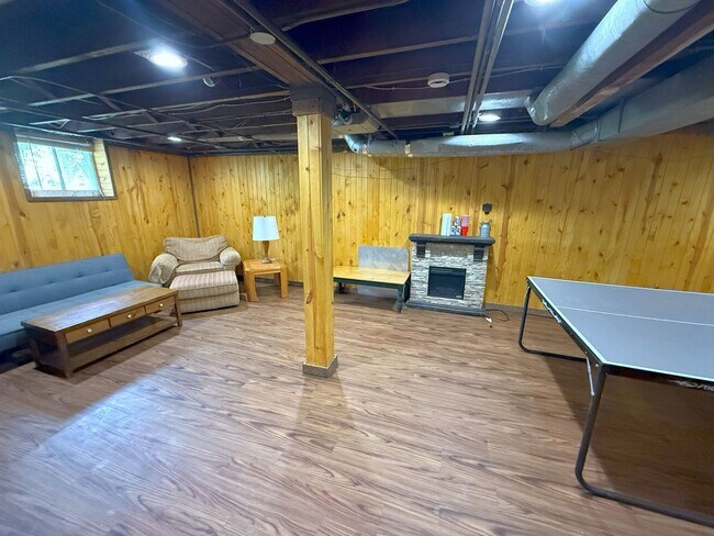 Building Photo - 104 Lathrop St