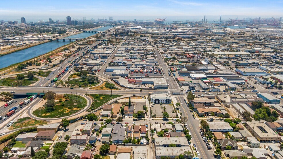 Building Photo - 1340 W Parade St