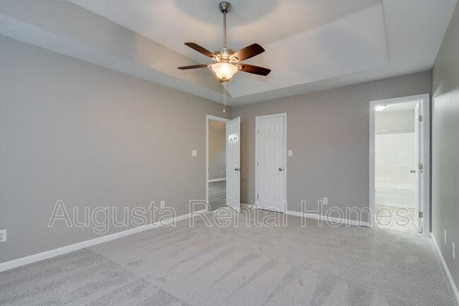 Building Photo - 525 Edgecliff Ln