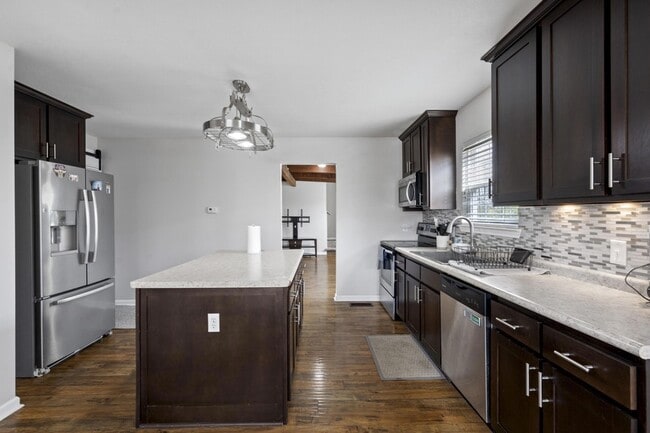 Building Photo - 6627 Hilton Dr
