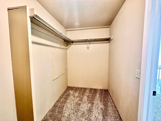 Building Photo - Spacious 4 Bed in Deer Creek - Move in Deposit-Free!(If Qualified)