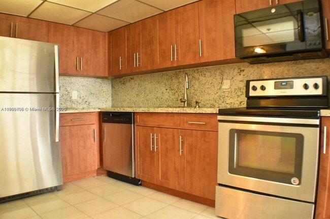 Building Photo - 4101 Pine Tree Dr