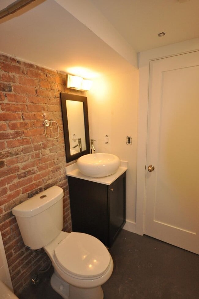 Building Photo - No Brokers Fee, Central Heat/AC, In-Unit Washer and Dryer, Large Fully Renovated, Eat-in Kitchen