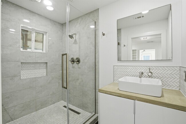 Building Photo - 4929 Creekmont Dr