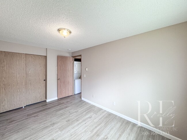 Building Photo - 2-Bed Upstairs Unit With Private Patio