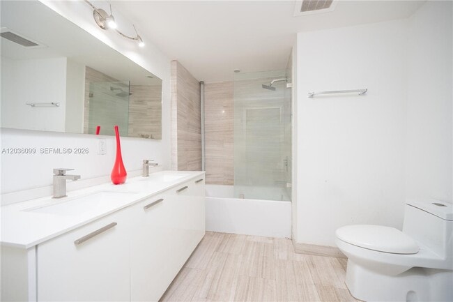 Building Photo - 1300 Brickell Bay Dr