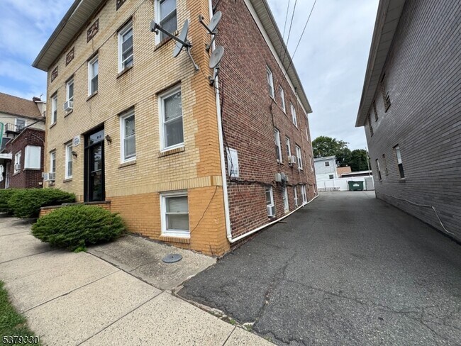 Building Photo - 78 Carmer Ave