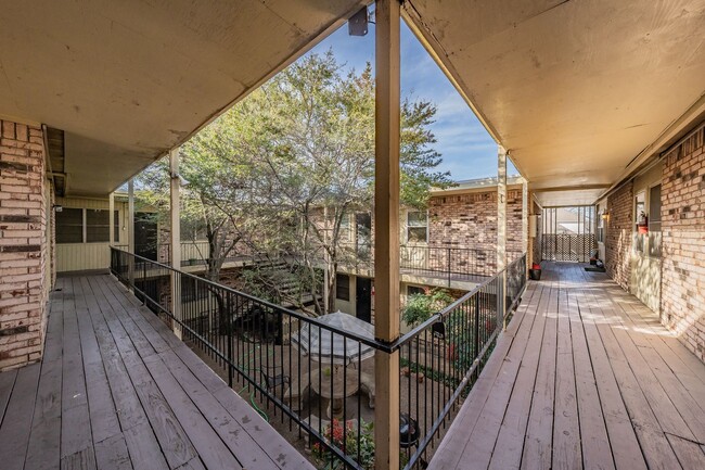 Building Photo - Updated Two Bedroom and One and Half Bathrooms apartment upstairs in the Cultural District!