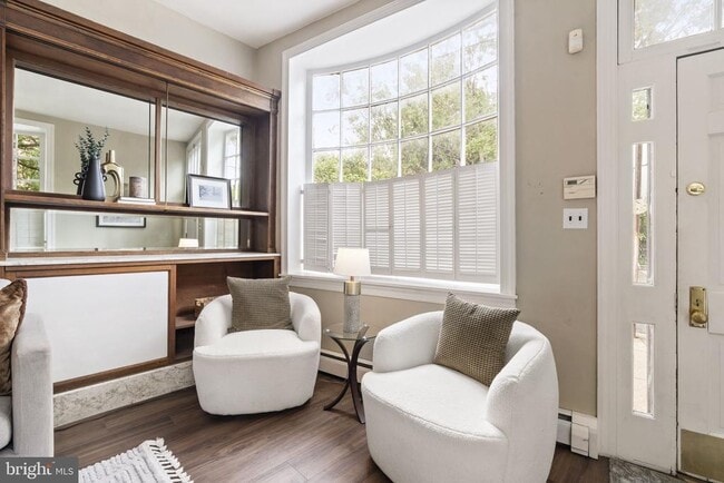 Building Photo - 858 S Front St