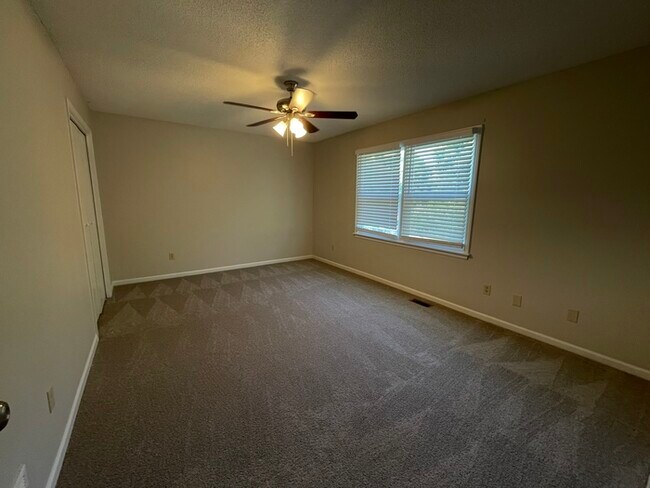 Building Photo - Welcome to this stunning 4-bedroom, 2.5-bathroom home located in the desirable Overland Park.