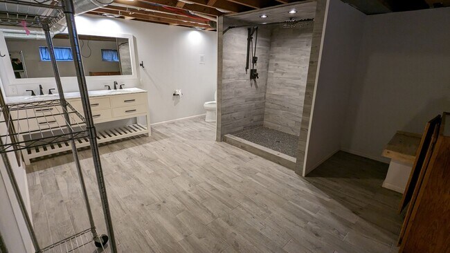 Building Photo - SUPER CUTE 2 or 3 BEDROOM HOME + GARAGE IN QUIET EDGEWATER NEIGHBORHOOD!