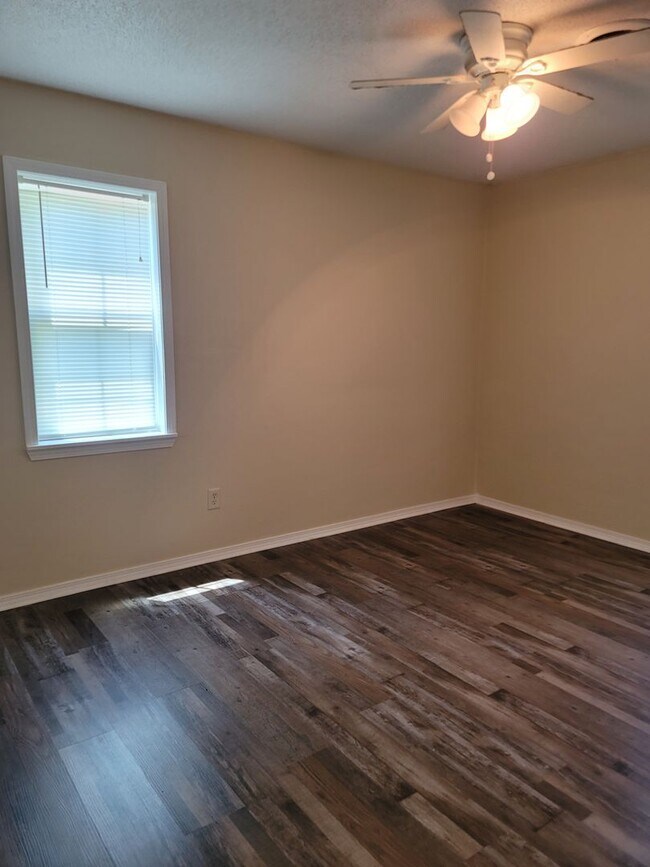 Building Photo - Cozy 3 bed 1.5 bath home for rent in Van B...