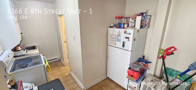 Building Photo - 1st Floor: 1 Bedroom/ 1 Bathroom Apartment...