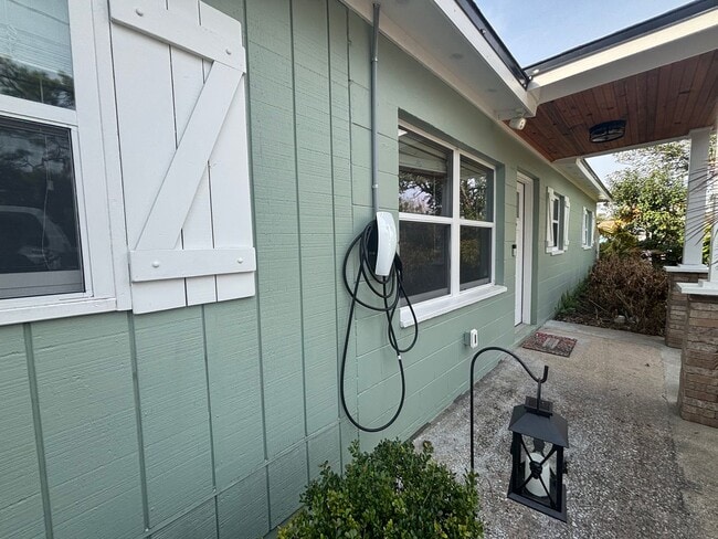 Building Photo - Renovated 3 Bed 2 Bath Home with Fenced in Yard. Screened in Porch. Tesla Charger. Minutes from J...