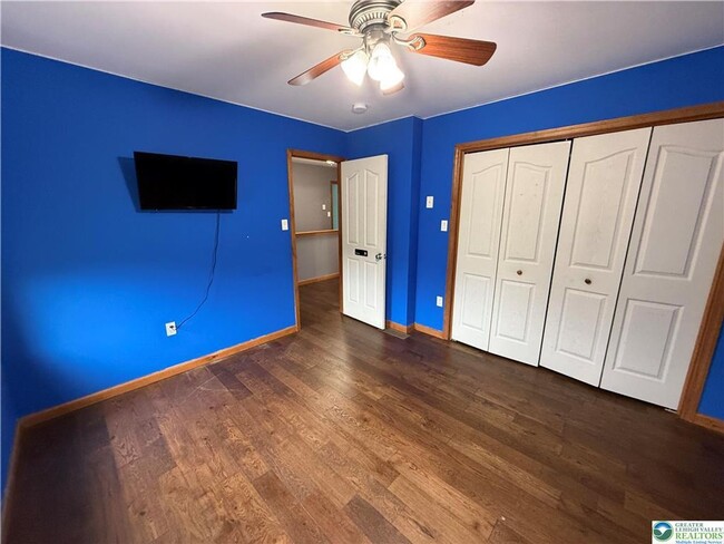 Building Photo - 4 bedroom 2.5 bathroom