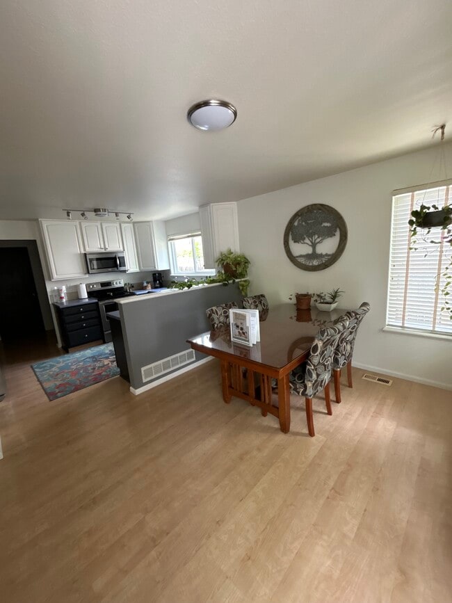 Building Photo - 1816 18th Ave