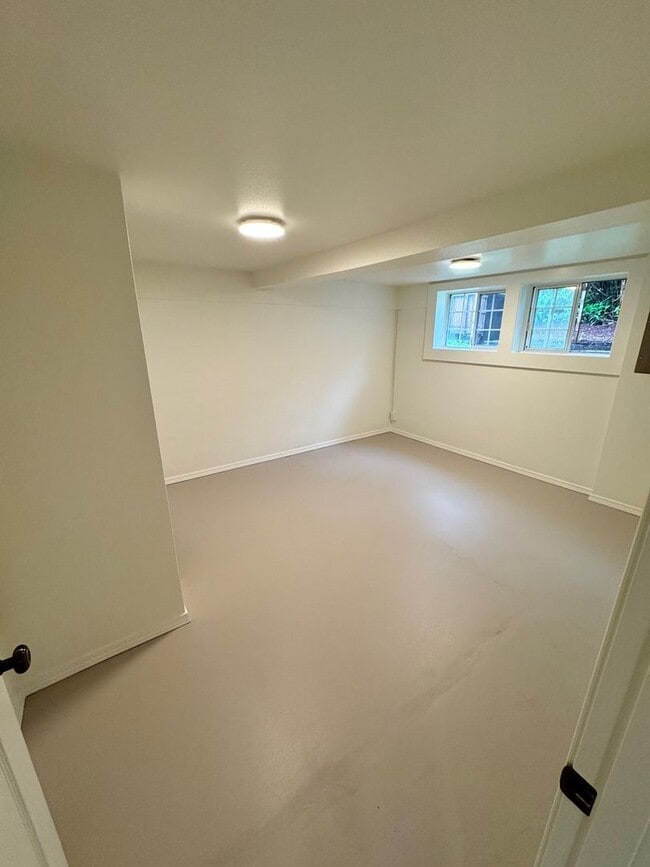 Building Photo - 18-1692-1692 Volcano Rd