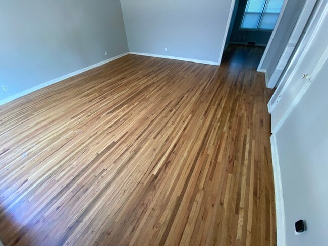 Building Photo - $795- 2 bed 1 bath - Spacious Duplex