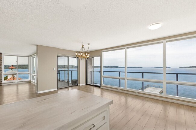 Building Photo - 2 Bedroom 2 Bath Top Floor Corner Unit  wi...