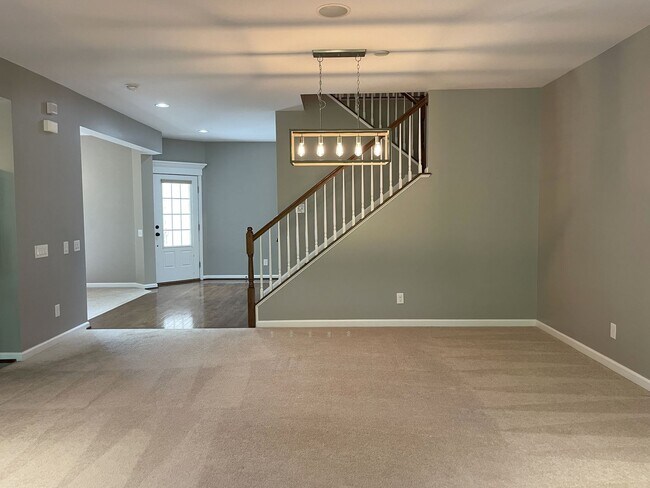 Building Photo - Spectacular 4 Bed 3.5 Bath Townhouse In Br...