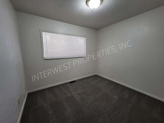 Building Photo - Charming 3 bd Home in Portland with W/D Ho...
