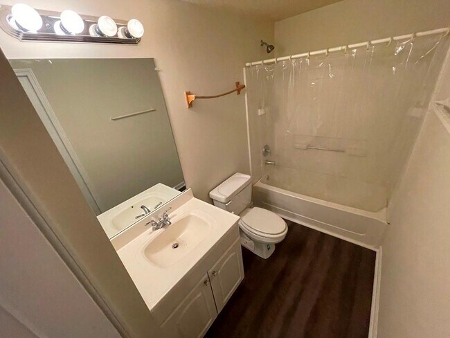 Building Photo - 400 Park Creek Dr