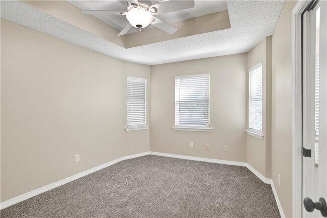 Building Photo - 708 Monarch Dr W