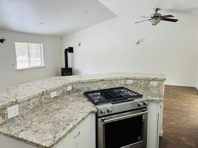 Building Photo - 2 bedroom 2 bath cabin close to hiking and biking trails