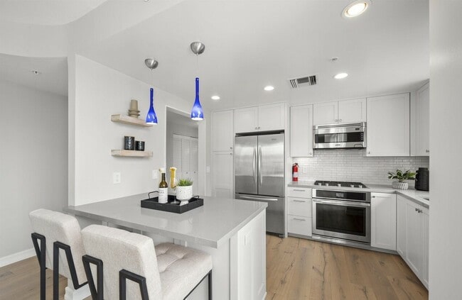 Building Photo - 555 Front St