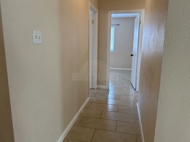 Building Photo - 4910 Parkwood Dr