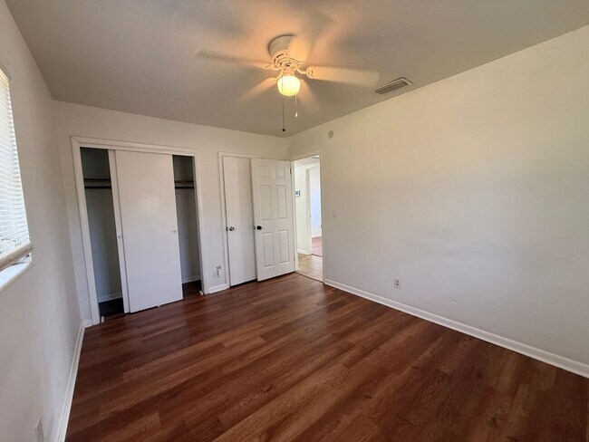 Building Photo - *Move-In Special!* - Sweet 3/1 Ranch Style Home in Arlington