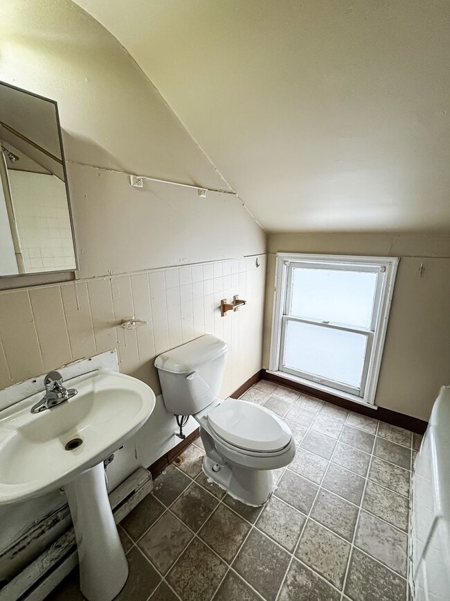 Building Photo - 5 Bed 2 Bath Single Family Home!