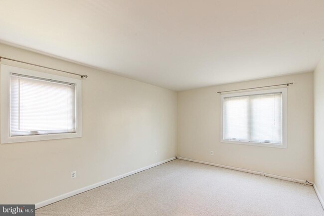 Building Photo - 926 N Edgewood St