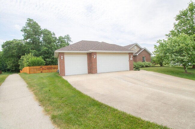 Building Photo - 7106 Stanwood Dr