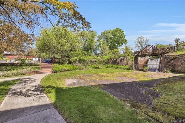 Building Photo - 222 Williams St E