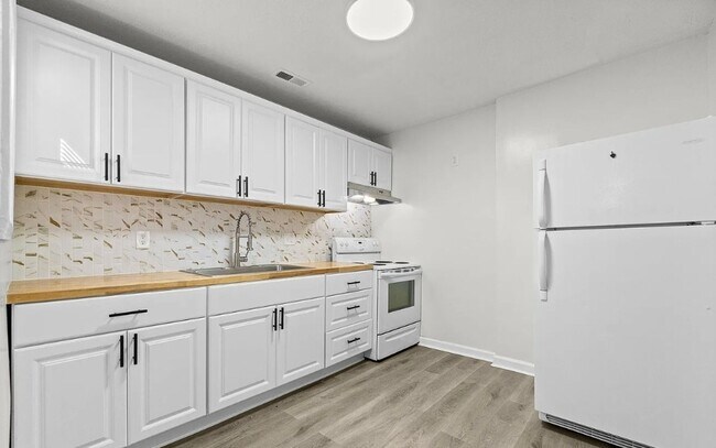 Building Photo - Stunning 4 Bedroom, 2 Bathroom home with modern upgrades