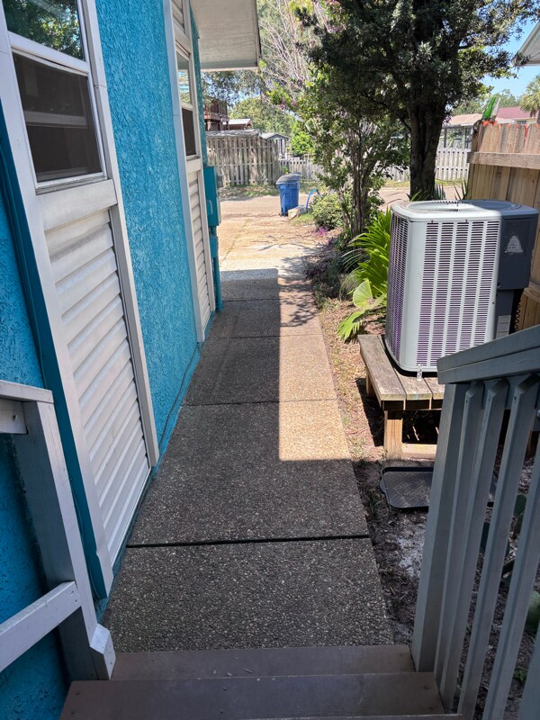 Building Photo - 1209 Capri Dr