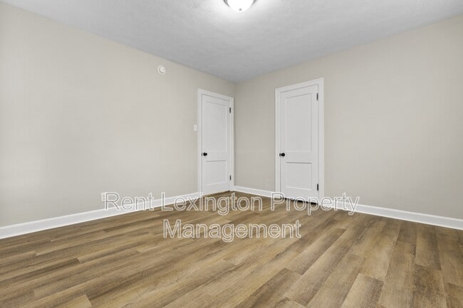 Building Photo - 864 Meadow Ln